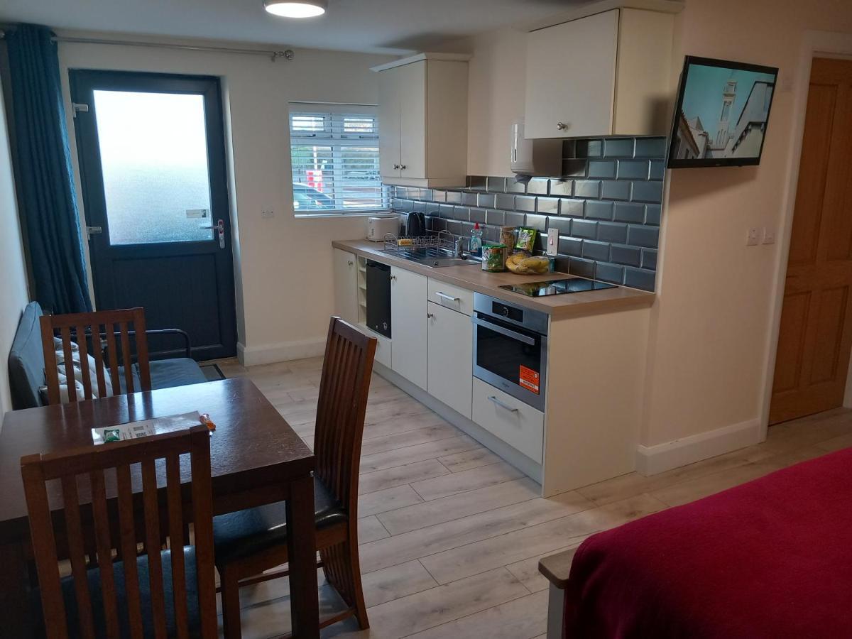 Matty'S Pub - Apartment'S คาร์โลว์ ภายนอก รูปภาพ