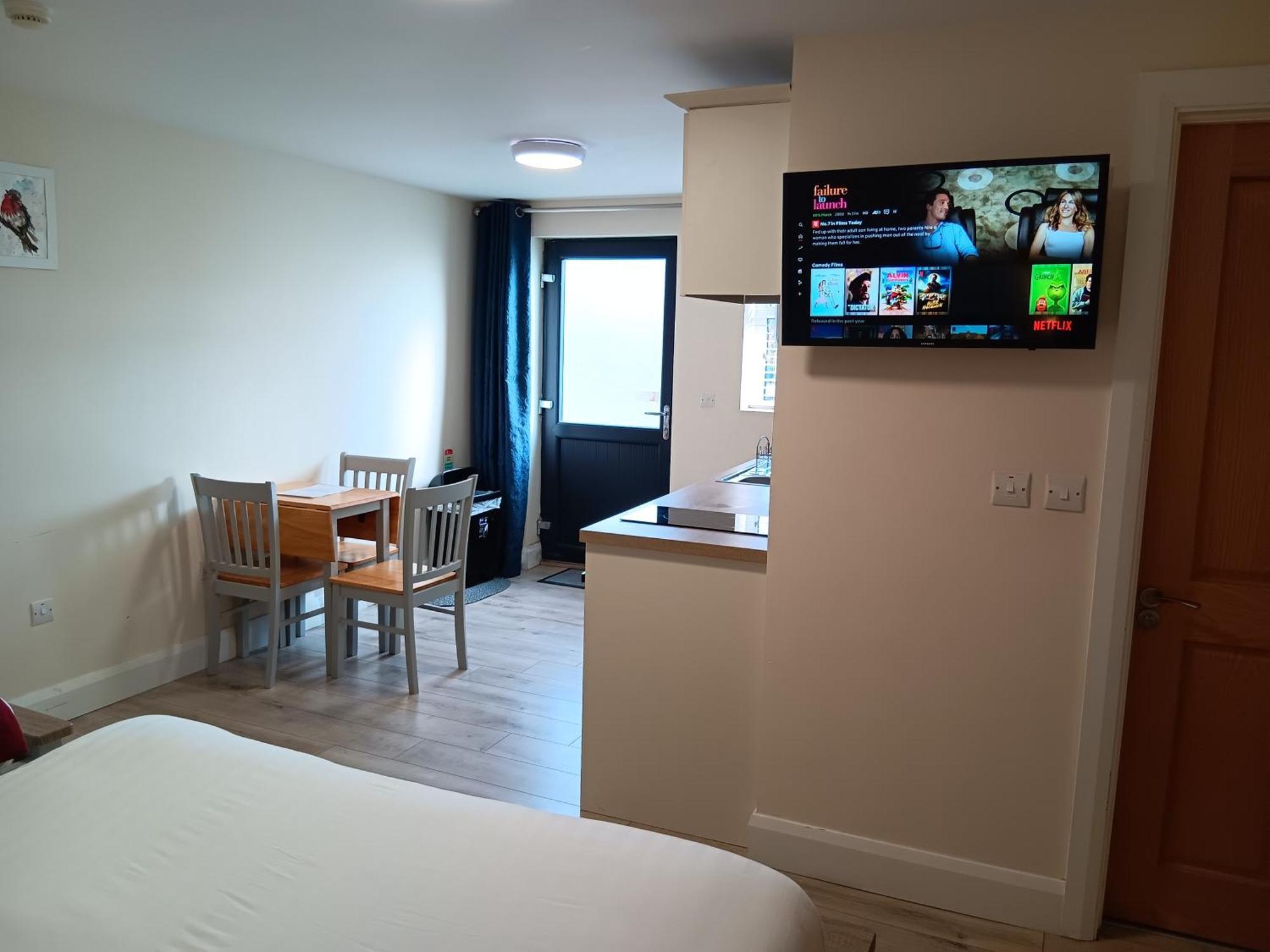 Matty'S Pub - Apartment'S คาร์โลว์ ภายนอก รูปภาพ