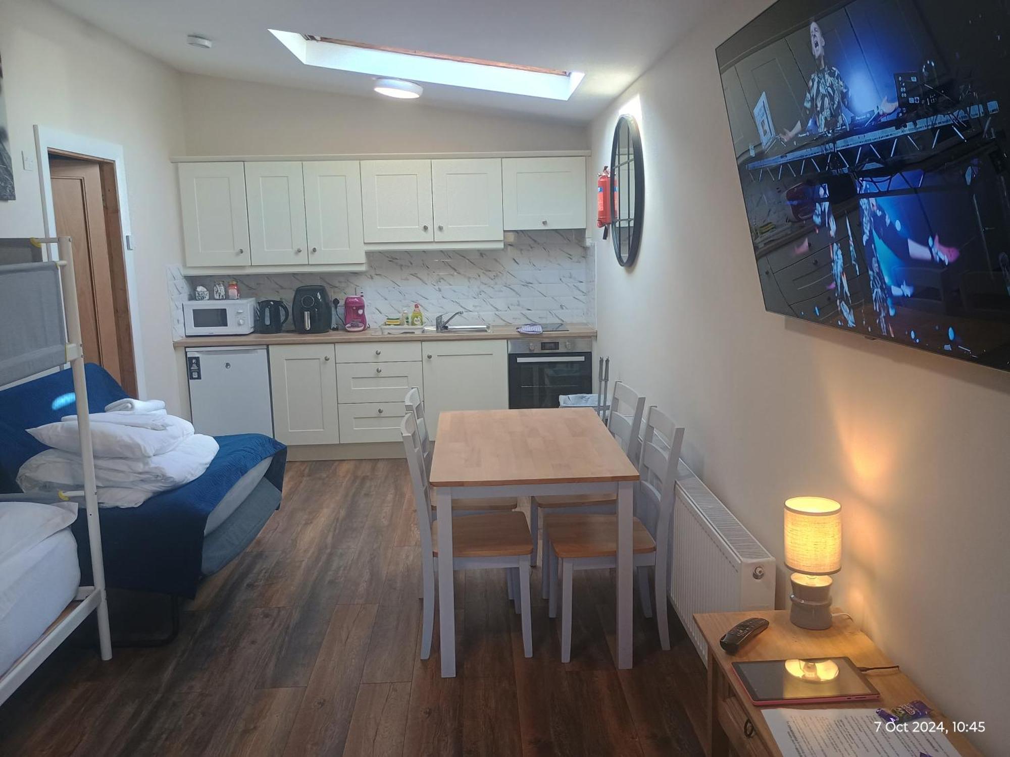 Matty'S Pub - Apartment'S คาร์โลว์ ภายนอก รูปภาพ
