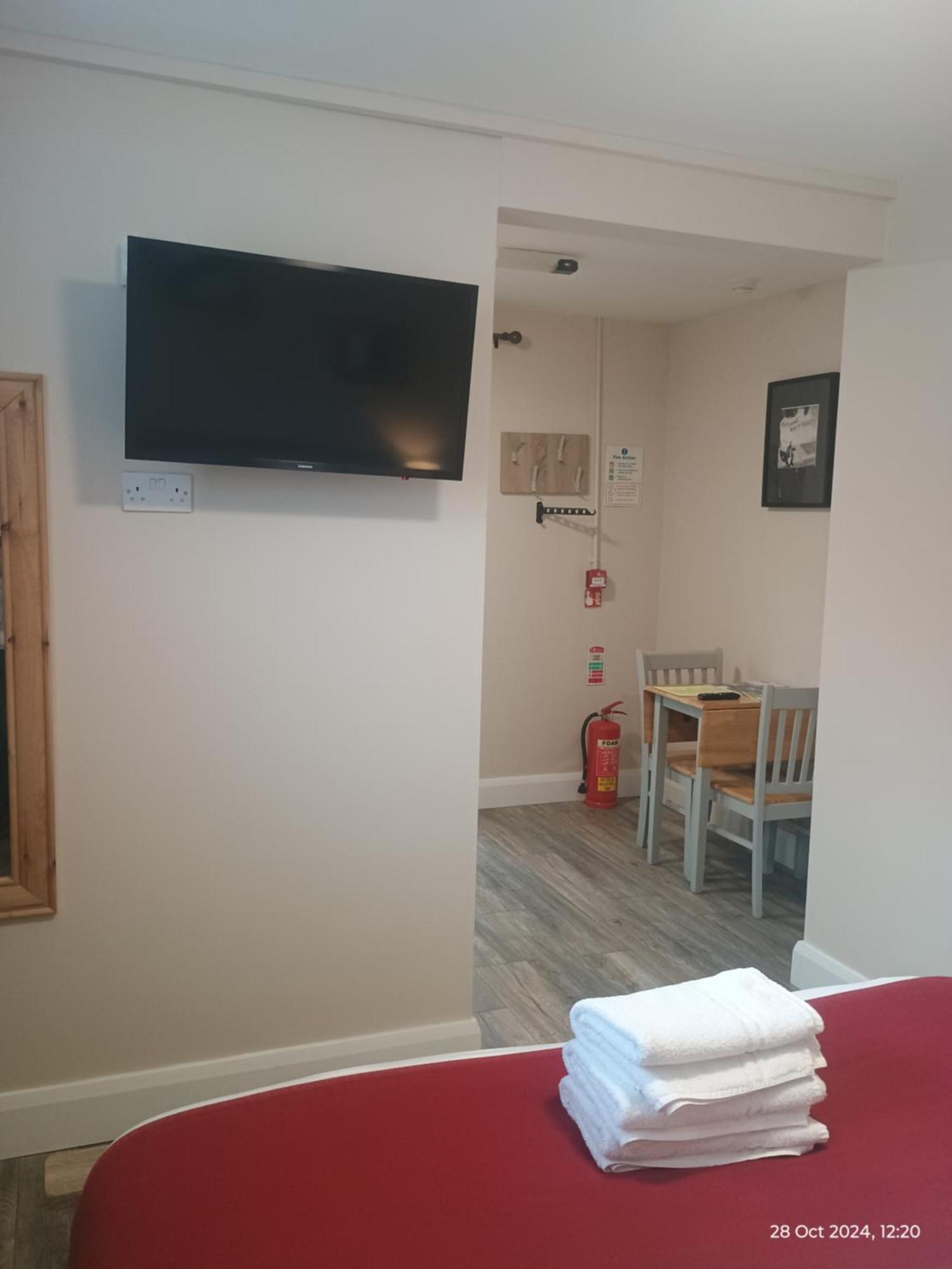 Matty'S Pub - Apartment'S คาร์โลว์ ภายนอก รูปภาพ