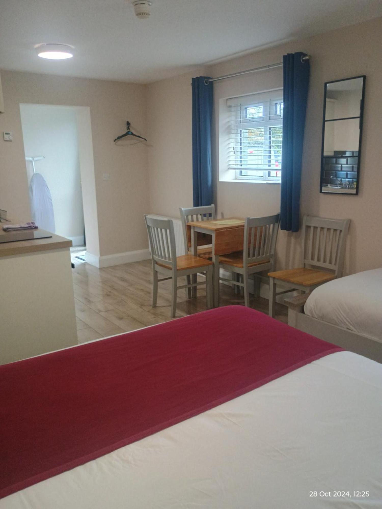 Matty'S Pub - Apartment'S คาร์โลว์ ภายนอก รูปภาพ